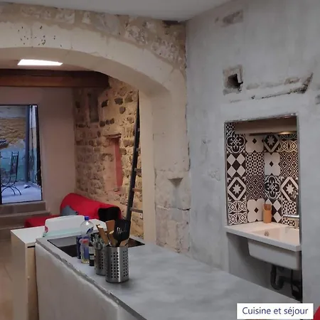 Apartment Des Arenes, Deux Chambres Avec Patio, Patangarles. *